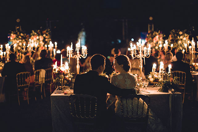 Свадьба на лазурном берегу Франции, молодожёны за свадебным столом