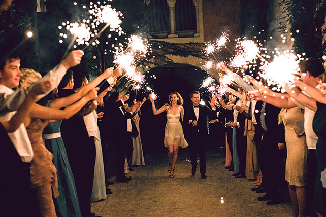 Садьба на лазурном берегу франции, гости провожают молодоженов, бенгальские огни