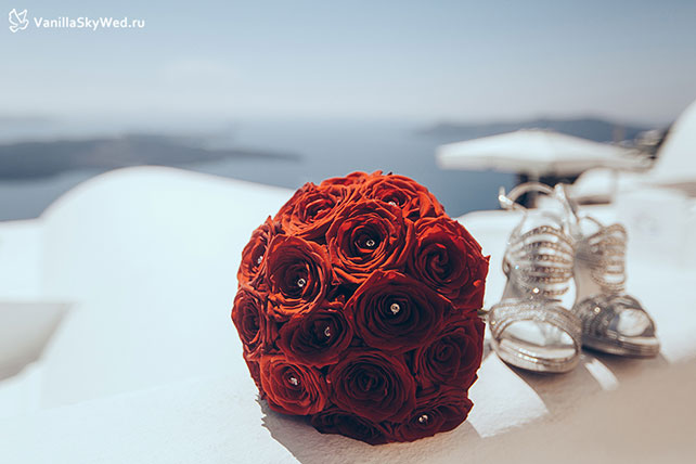 свадьба на Санторини, букет невесты из красных роз, босоножки невесты