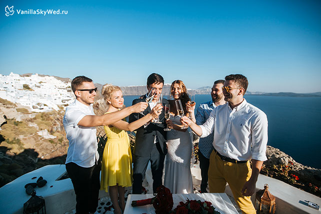 свадьба на Санторини, жених и невеста с друзьями