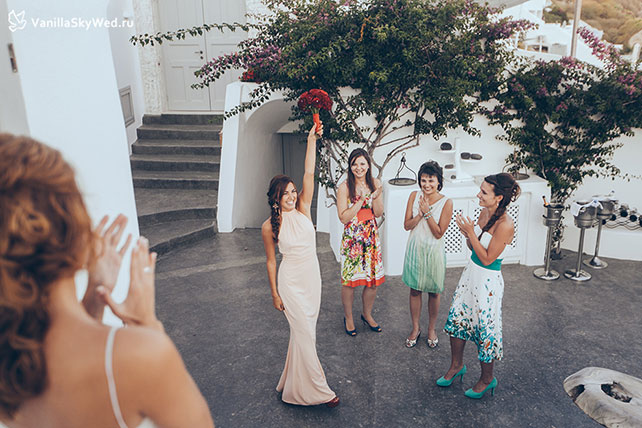 свадьба на Санторини, невеста бросает букет