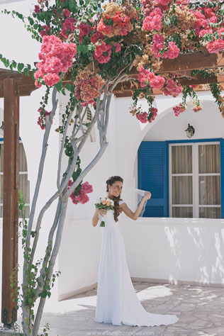 Свадьба на Санторини, невеста в саду