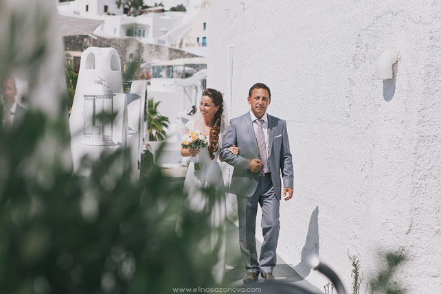 Свадьба на Санторини, невеста с отцом