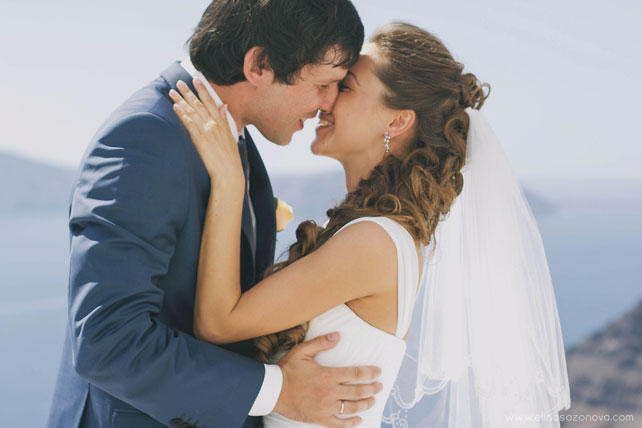 Свадьба на Санторини, поцелуй молодожен