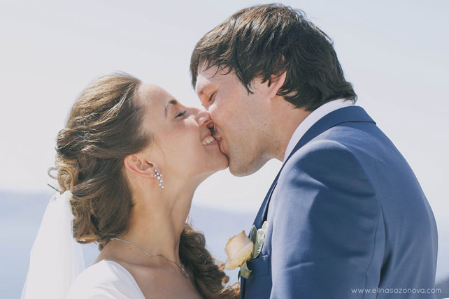 Свадьба на Санторини, поцелуй молодожен