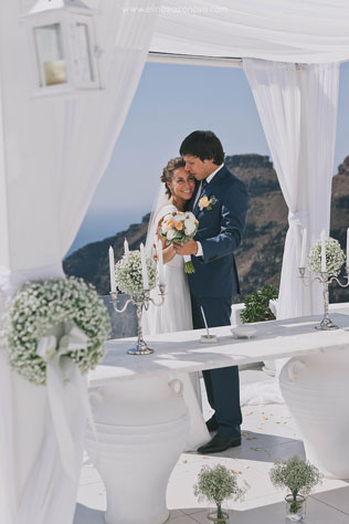 Свадьба на Санторини, жених и невеста на месте регистрации