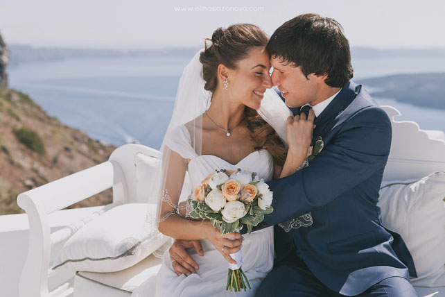 Свадьба на Санторини, жених и невеста на диванчике
