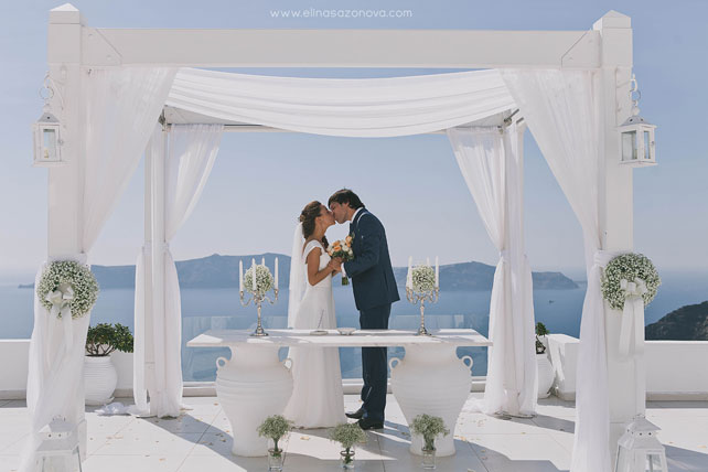 Свадьба на Санторини, жених и невеста в шатре