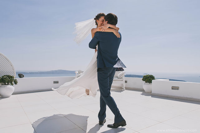 Свадьба на Санторини, жених и невеста на открытой площадке