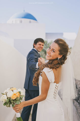 Свадьба на Санторини, жених и невеста на городских улочках