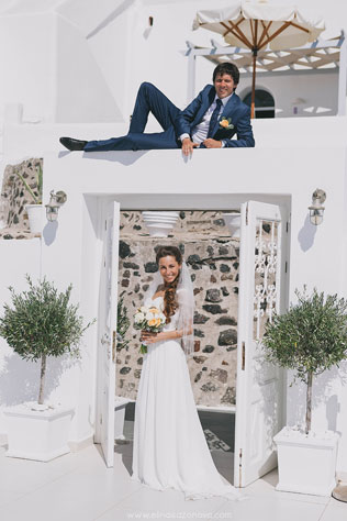 Свадьба на Санторини, жених и невеста на городских улочках