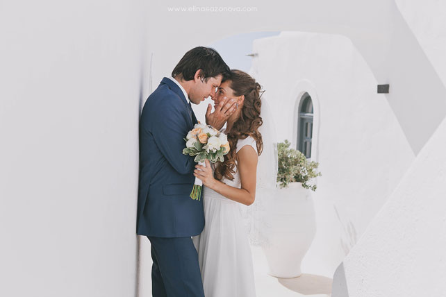 Свадьба на Санторини, жених и невеста на городских улочках