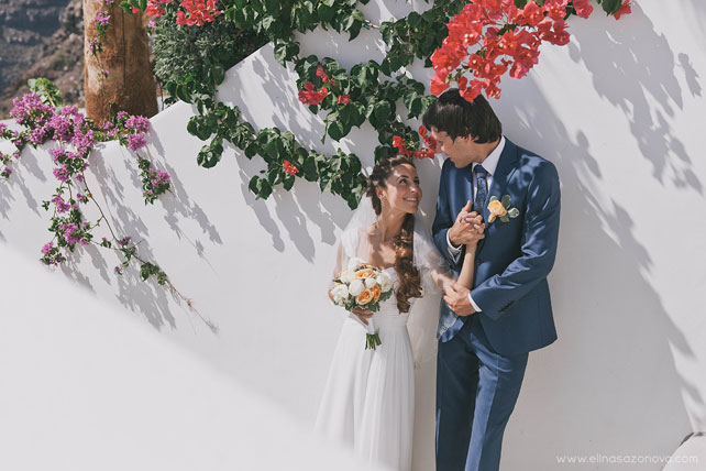 Свадьба на Санторини, жених и невеста в цветах
