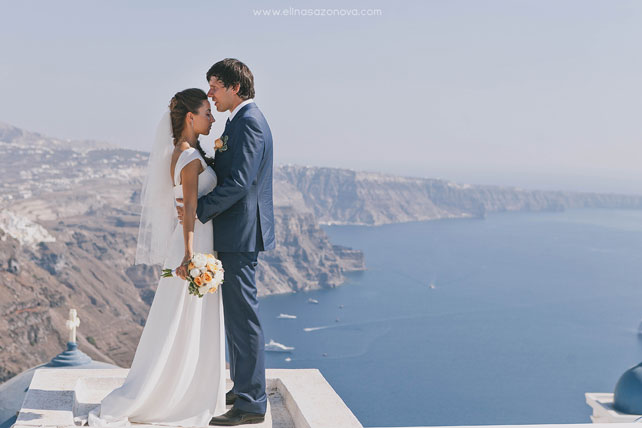 Свадьба на Санторини, жених и невеста, вид на город