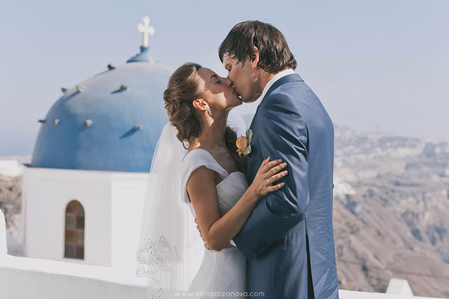 Свадьба на Санторини, жених и невеста, вид на город