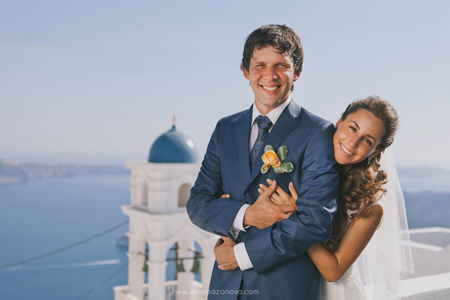 Свадьба на Санторини, жених и невеста, вид на город