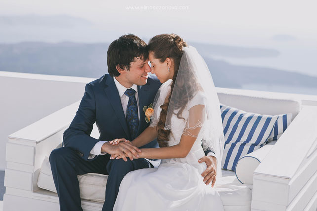 Свадьба на Санторини, жених и невеста на диванчике