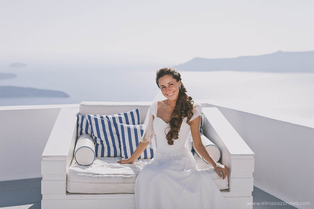 Свадьба на Санторини, невеста на диванчике