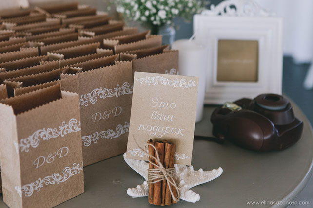 Свадьба на Санторини, бонбоньерки - палочки корицы