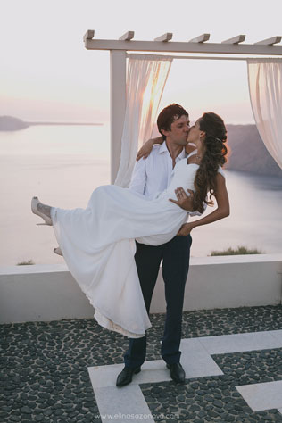 Свадьба на Санторини, жених и невеста на открытой площадке
