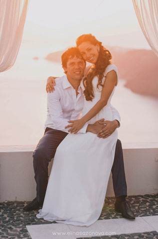 Свадьба на Санторини, жених и невеста на закате