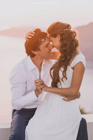 Свадьба на Санторини, жених и невеста на закате