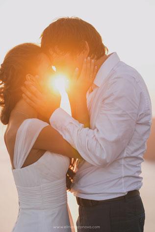 Свадьба на Санторини, жених и невеста на закате