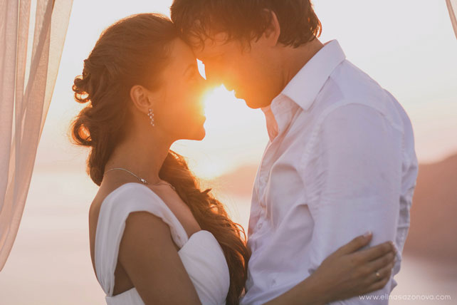 Свадьба на Санторини, жених и невеста на закате