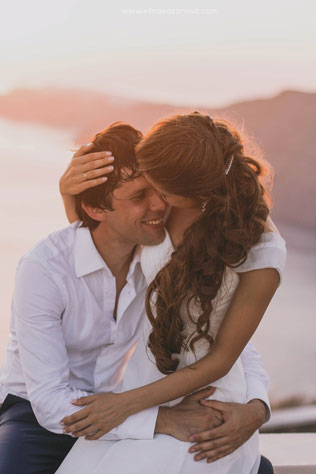 Свадьба на Санторини, жених и невеста на закате