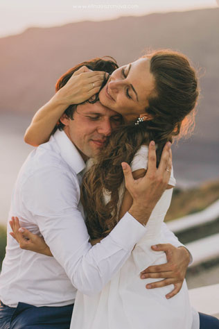 Свадьба на Санторини, жених и невеста на закате