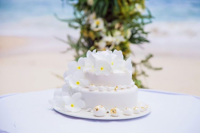 Свадьба на Сейшелах, свадебный торт, украшенный живыми цветами