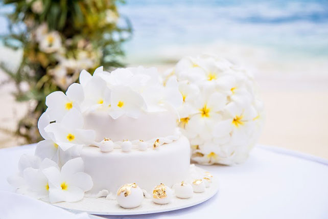 Свадьба на Сейшелах, свадебный торт, украшенный плюмерией, букет невесты из плюмерии