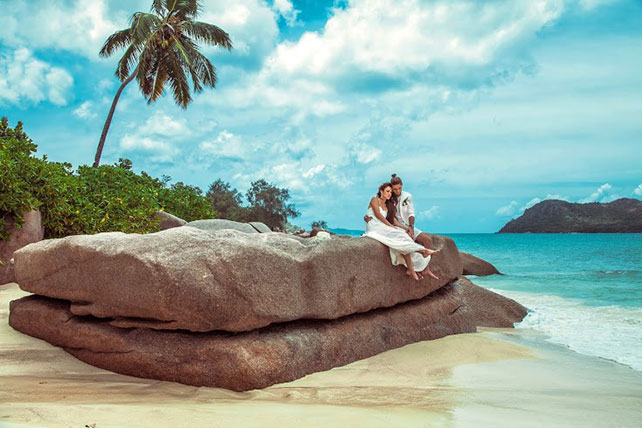 Свадьба на Сейшелах, фотосессия жениха и невесты на пляже