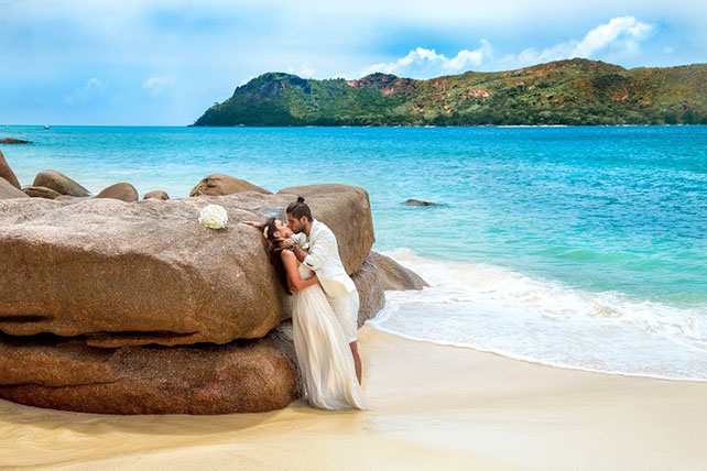 Свадьба на Сейшелах, фотосессия молодожёнов на пляже, свадебная фотосессия на Сейшелах