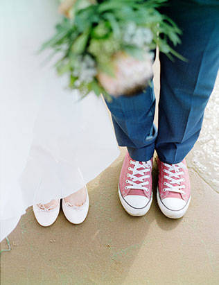 современная свадьба, обувь жениха и невесты