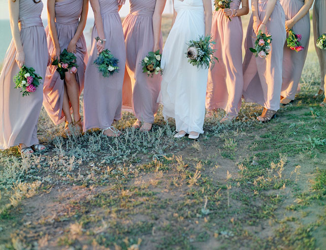 современная свадьба, подружки невесты с букетами