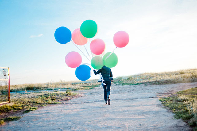 современная свадьба, жених с воздушными шариками