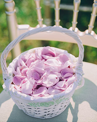 Свадьба орхидей, лепестки цветов в корзине