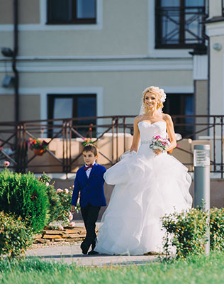 Свадьба орхидей, невеста идёт к жениху