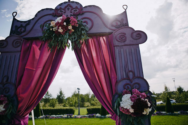 свадьба по фильму, свадебная арка в фиолетовых тонах