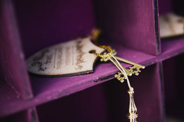 свадьба по фильму, рассадочные карточки в виде ключей от гостиничного номера