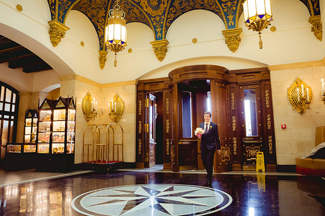 свадьба путешественников, жених идет к невесте