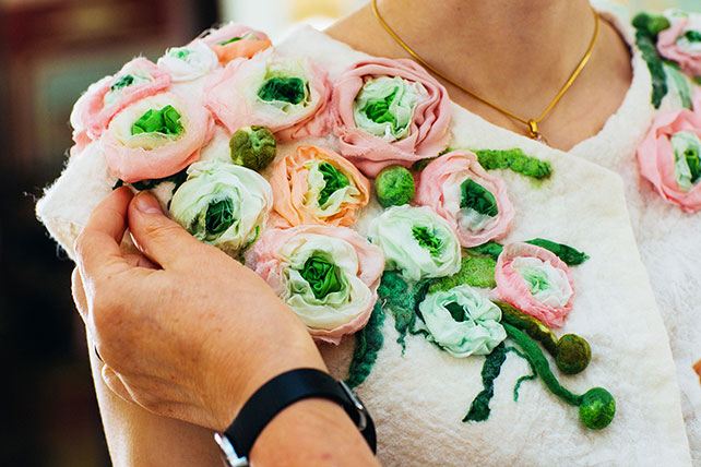 Свадьба с хаски, цветы на платье