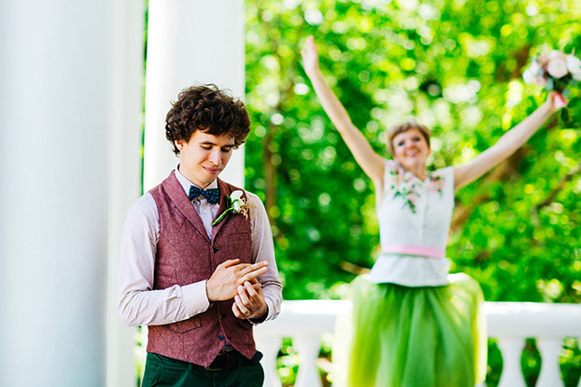 Свадьба с хаски, жених с невестой