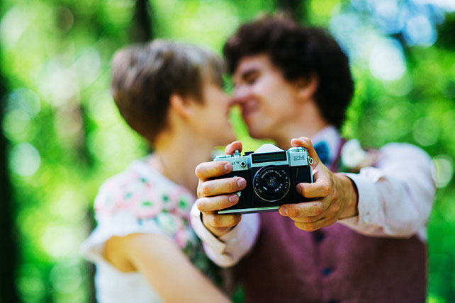 Свадьба с хаски, жених и невеста с фотоаппаратом