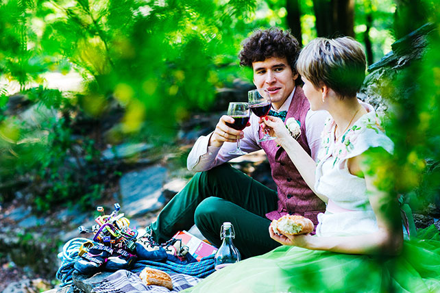 Свадьба с хаски, жених и невеста держат бокалы