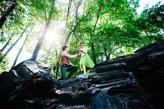 Свадьба с хаски, муж и жена в лесу