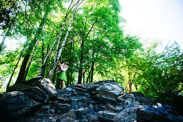 Свадьба с хаски, жених обнимает невесту