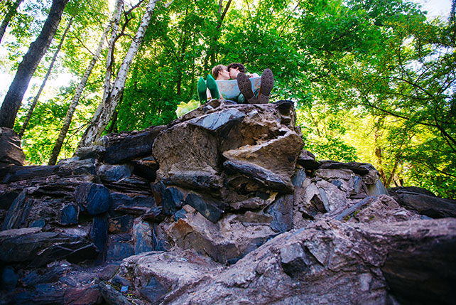 Свадьба с хаски, поцелуй на камнях