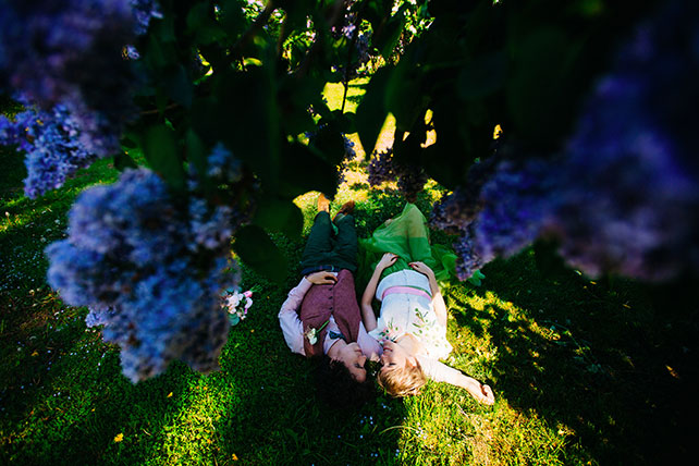 Свадьба с хаски, жених и невеста на поляне